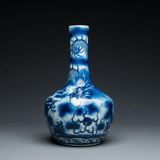 Vase de forme bouteille en porcelaine de Chine en bleu et blanc à décor de dragons, 19ème