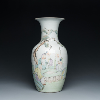 Vase en porcelaine de Chine qianjiang cai à décor de sages, daté 1895