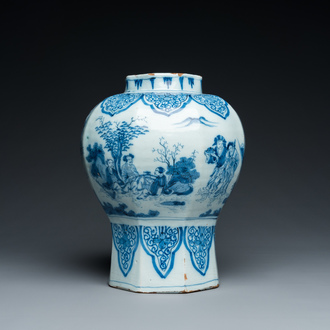 Een fijne octagonale blauw-witte Delftse chinoiserie vaas, eind 17e eeuw