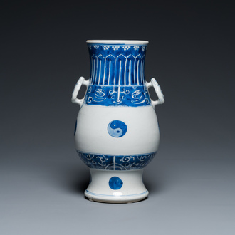 Een Chinese blauw-witte 'hu' vaas met yin en yang decor, Kangxi