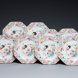 Acht Chinese octagonale famille rose borden met hanen, Qianlong