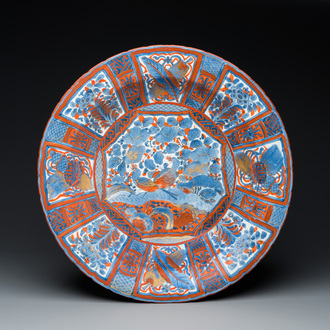 Grand plat en porcelaine d'Arita de Japon en bleu, blanc et rouge de fer de style Kraak, Edo, 17ème