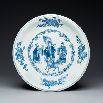 Een grote Chinese blauw-witte 'Bleu de Hue' schotel voor de Vietnamese markt, Shi De Ding Zhi 世德定製 merk, 19e eeuw