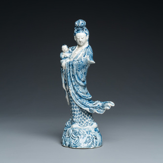 Een Chinese blauw-witte Guanyin met kind, Cai Fu Ji 蔡福記 merk, Republiek