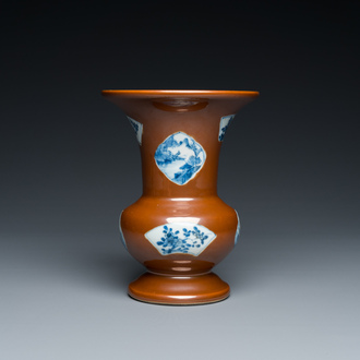 Vase en porcelaine de Chine en bleu et blanc à fond brun capucin, Qianlong