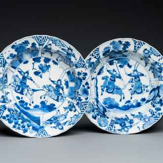 Paire d'assiettes en porcelaine de Chine en bleu et blanc à décor de Mu Guiying, marque et époque de Kangxi