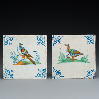 Twee polychrome Delftse tegels met een arend en met twee eenden, 17e eeuw