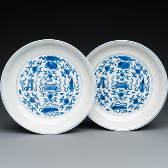 Een paar Chinese blauw-witte borden met antiquiteiten, Kangxi merk en periode