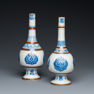 Paire d'aspersoirs en porcelaine de Chine en bleu et blanc à décor Baoxiang, Kangxi