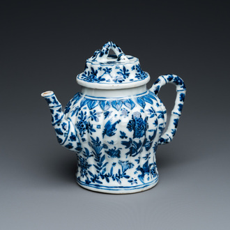 Een Chinese blauw-witte 'bamboe' theepot met deksel, Kangxi