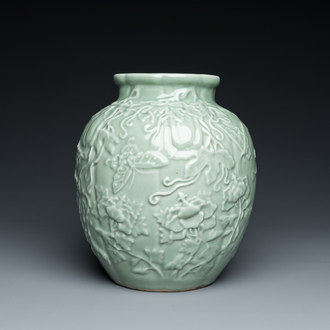 Een Chinese monochrome celadon-geglazuurde vaas met reliëfdecor, 19/20e eeuw