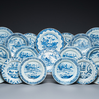 18 assiettes en porcelaine de Chine en bleu et blanc, Kangxi/Qianlong