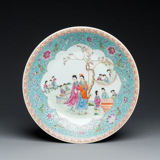 Plat en porcelaine de Chine famille rose à décor de figures dans un jardin, marque de Qianlong, République