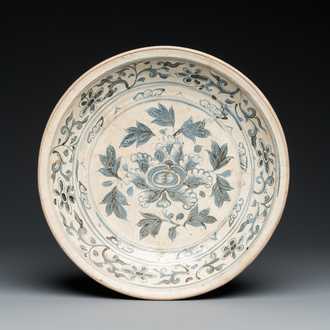 A Vietnamese or Annamese blue and white 'floral' dish, 15/16th C.