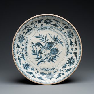 Plat en porcelaine de Vietnam ou Annam en bleu et blanc à décor d'un oiseau, 15/16ème