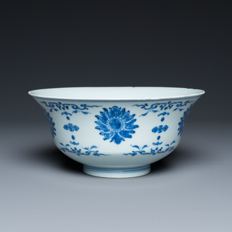 Een Chinese blauw-witte 'lotus' kom, Qianlong merk en periode