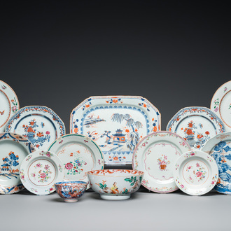 Twelve Chinese famille rose and Imari-style porcelain plates, two bowls and a platter, Kangxi/Qianlong