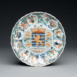 Plat armorié dit 'des provinces' en porcelaine de Chine famille verte aux armes de Luxembourg, Kangxi/Yongzheng