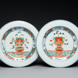 A pair of Chinese famille verte dishes with underglaze border design, Kangxi