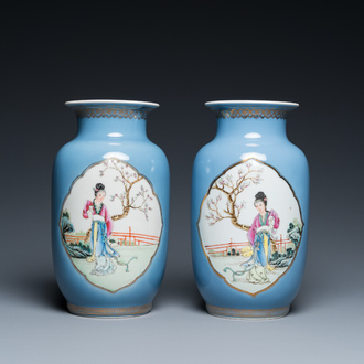 Paire de vases en porcelaine de Chine famille rose à fond bleu de lavande, marque de Qianlong, République