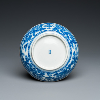 Een Chinees blauw-wit 'Bleu de Hue' bord voor de Vietnamese markt, Nhất merk, Minh Mạng, ca. 1820-40