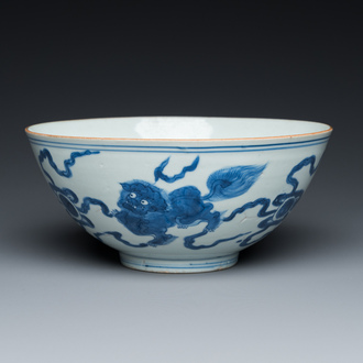 Een Chinese blauw-witte kom met boeddhistische leeuwen, De Xin Tang Zhi 德馨堂製 merk, Shunzhi