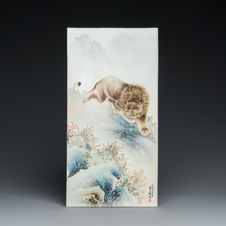 Plaque en porcelaine de Chine figurant un lion, signée Xu Tianmei 徐天梅 et datée 1956