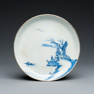 Een Chinees blauw-wit 'Bleu de Hue' bord voor de Vietnamese markt, Thành Hóa Niên Ché 成化年製 merk, ca. 1840