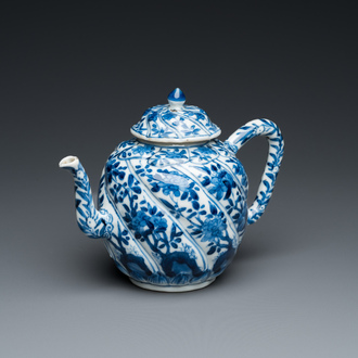 Een Chinese blauw-witte getorste theepot met deksel, Kangxi