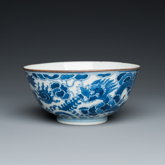 Een Chinese blauw-witte 'Bleu de Hue' kom voor de Vietnamese markt, Minh Mạng Nian Zhi 明命年製 merk, ca. 1830-40