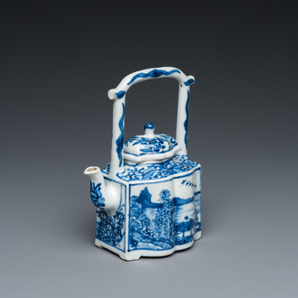 Een Chinese blauw-witte 'landschaps' theepot met deksel, Kangxi