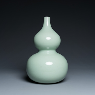Vase de forme double gourde en porcelaine de Chine en céladon monochrome, 18/19ème