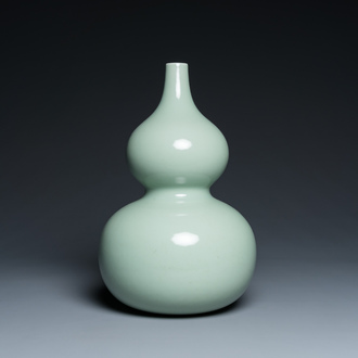 Een Chinese monochrome celadon kalebasvaas, 18/19e eeuw