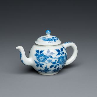 Een Chinese blauw-witte miniatuur theepot met deksel, Kangxi