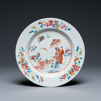 Assiette en porcelaine de Chine famille rose à décor des 'Dames au parasol' d'après Cornelis Pronk, Qianlong