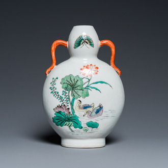 A Chinese famille verte moonflask vase, 'bianhu', Qianlong mark, 19th C.
