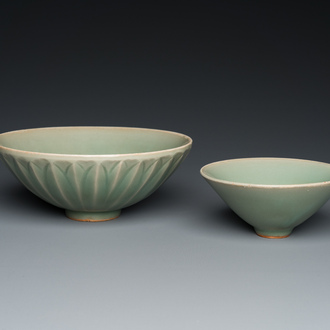 Twee Chinese Longquan celadon kommen, Song of later