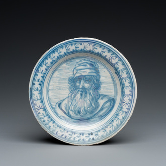 Een blauw-wit majolica bordje met een fijn portret van Zeus, atelier Verstraeten, Haarlem, 17e eeuw