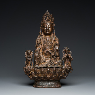 Een grote Chinese vergulde bronzen Guanyin met dienaars, Ming