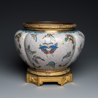 Een Chinese cloisonné '100 vlinders' jardinière met vergulde bronzen montuur, 19e eeuw