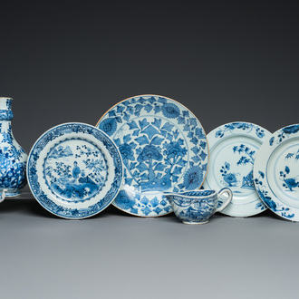 Zeven stukken Chinees blauw-wit porselein, Kangxi/Qianlong