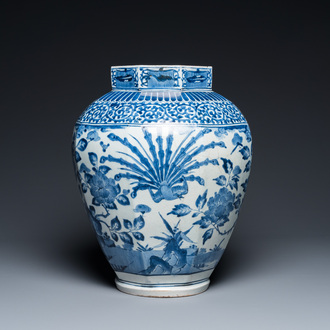 Vase de forme octogonale en porcelaine Arita de Japon en bleu et blanc, Edo, 17/18ème