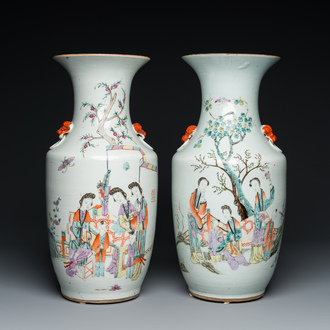 Deux vases en porcelaine de Chine famille rose, 19/20ème