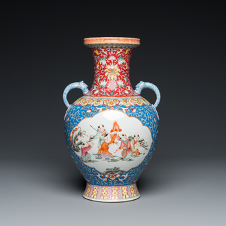 Vase en porcelaine de Chine famille rose à décor de garçons jouant, marque de Qianlong, République