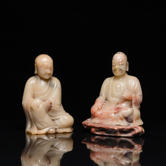 Twee Chinese zeepstenen sculpturen van Luohan, Qing