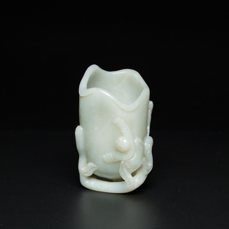 Een Chinese penselenbeker in lichte celadon jade, 19/20e eeuw