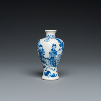 Vase miniature de forme 'meiping' en porcelaine de Chine pâte tendre en bleu et blanc, Kangxi