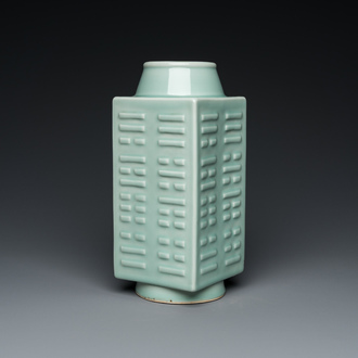 Vase de type 'cong' aux trigrammes en porcelaine de Chine en céladon monochrome, marque et époque de Guangxu