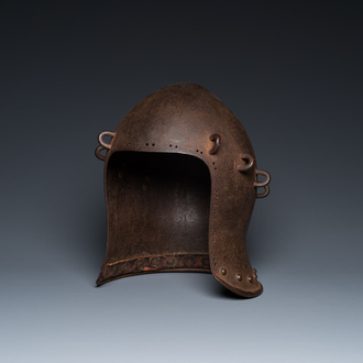 Een Italiaanse 'bascinet' helm in ijzer, 19e eeuw of ouder