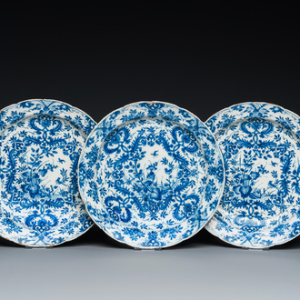 Trois assiettes en faïence de Delft en bleu et blanc à décor floral, 1er quart du 18ème